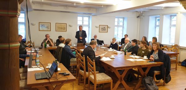  Bürgermeister Schaake begrüßt die Gäste im Saal des historischen Rathauses, Foto: L. Plugge